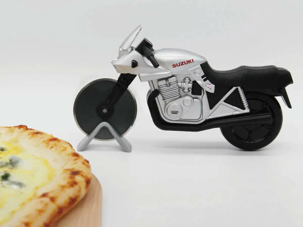 webike_bikenews's tweet image. 名車GSX1100Sでピザをカット！その名も「ピザカッターナ」発売　スズキ公認で切れ味抜群！？

news.webike.net/parts-gears/38…