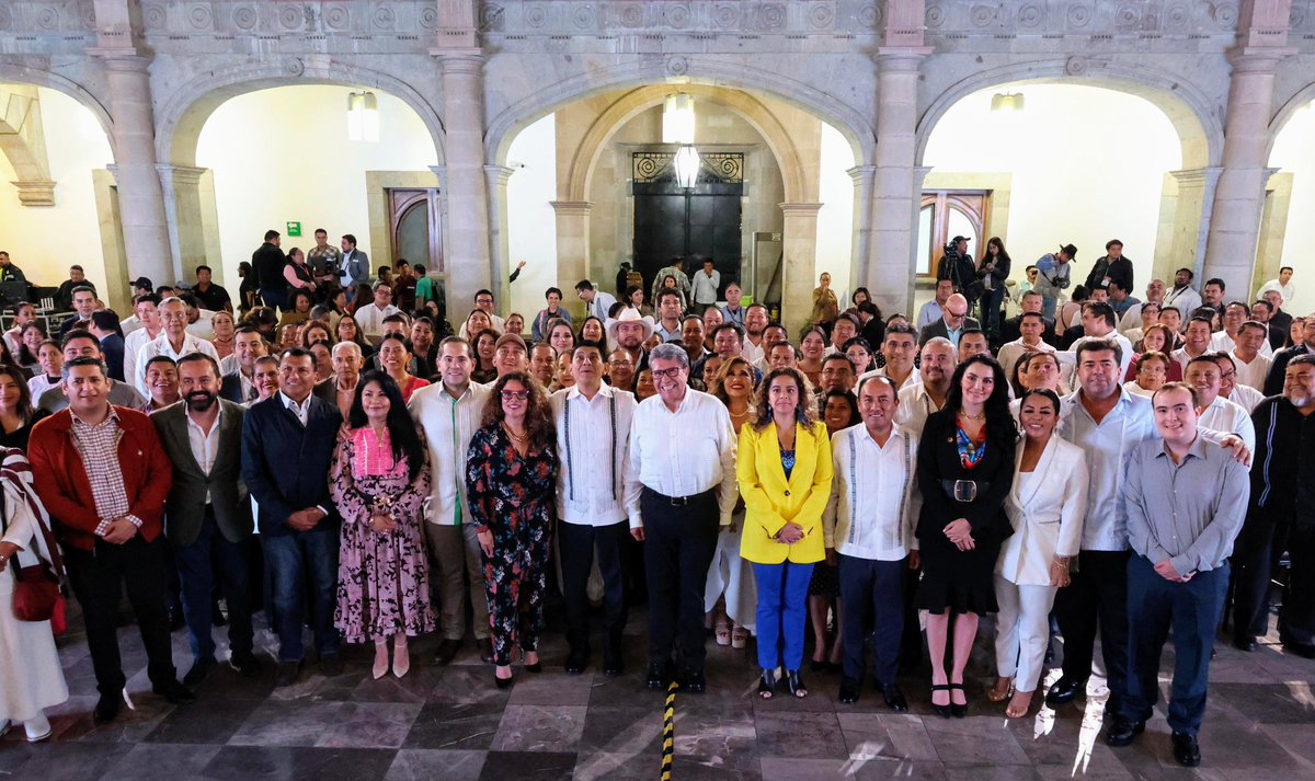 RaulBCCue's tweet photo. Es un gusto reunirme en Oaxaca con el Gobernador @salomonj y mi compañero Senador @RicardoMonrealA, con el fin de participar en los Diálogos Nacionales para la Reforma al Poder Judicial, y analizar este tema fundamental para transformar la justicia en el estado y en todo México. https://t.co/06gNh4YjyA