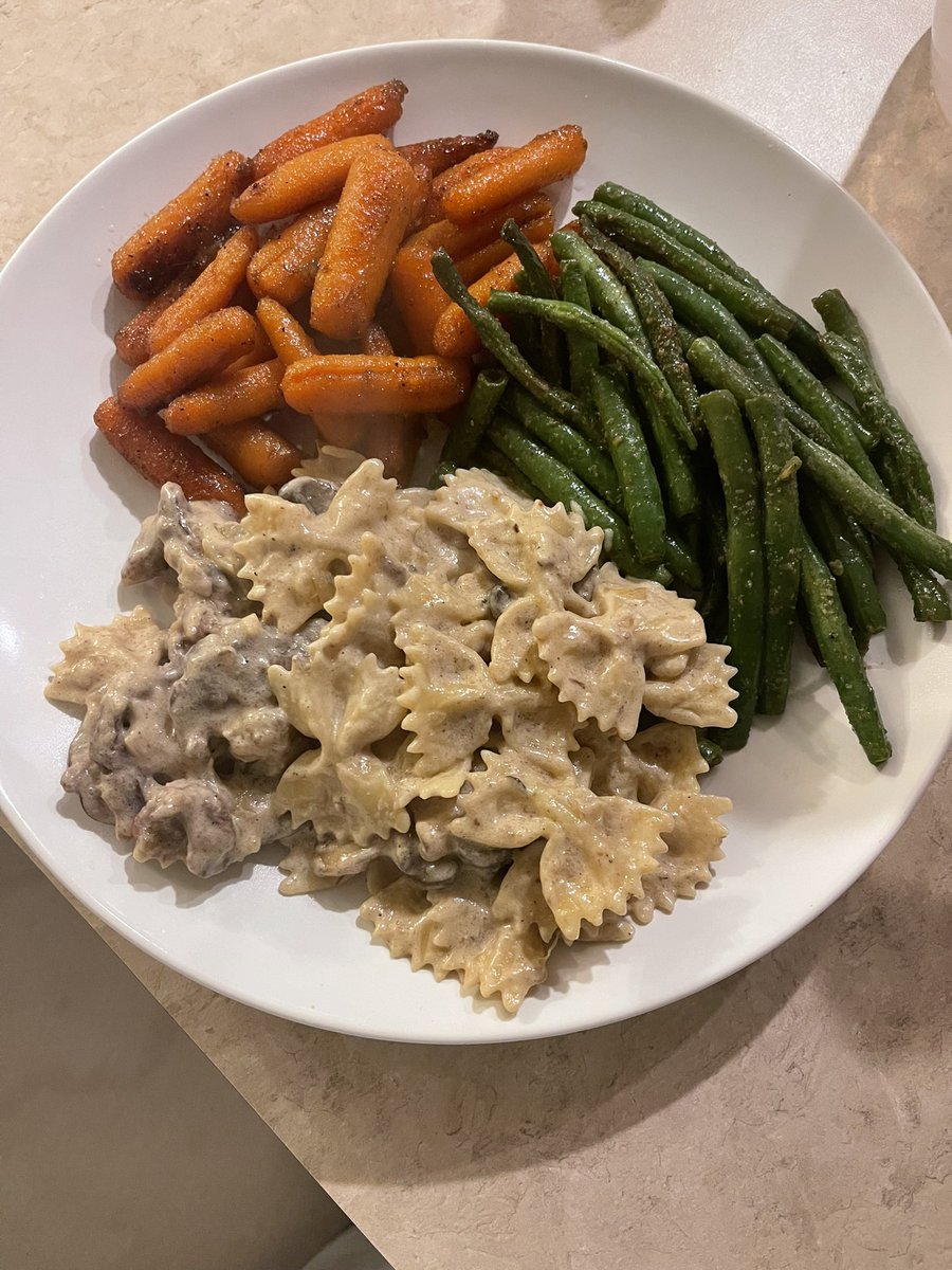 Notorious_NIT's tweet photo. Glazed carrots, string beans, and beef stroganoff was for dinner tonight #HisPlate https://t.co/7xwAXgfTpb