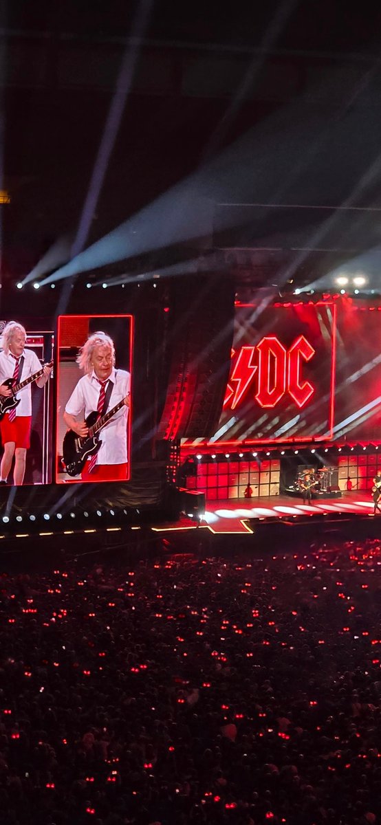sanchez_rsv's tweet photo. TODAVÍA NO PUEDO CREER QUE LE VI A ANGUS YOUNG!!!!!!! 🤩🤩🤩 https://t.co/kVoYs6Z0s2