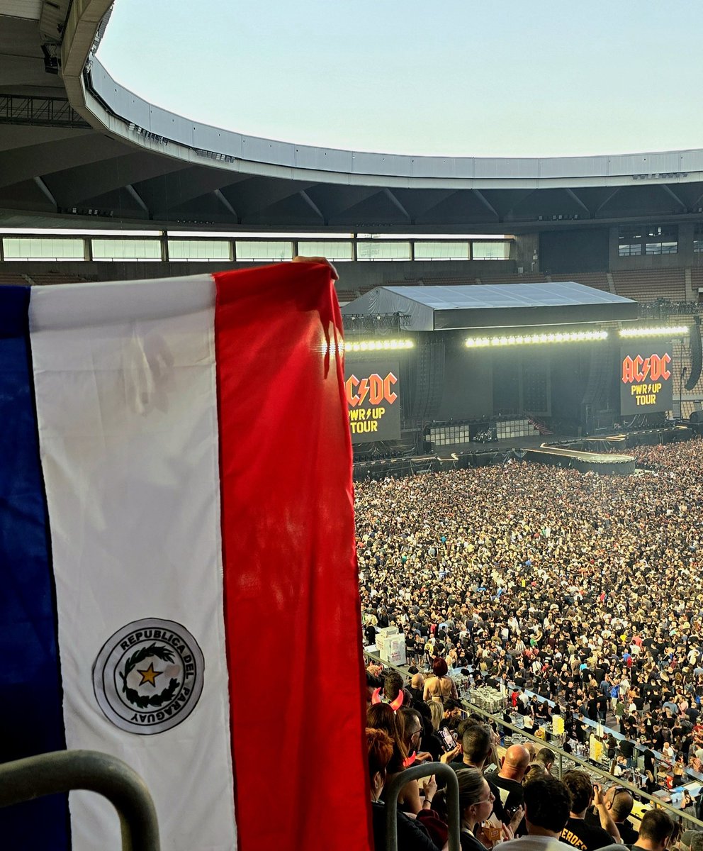 sanchez_rsv's tweet photo. TODAVÍA NO PUEDO CREER QUE LE VI A ANGUS YOUNG!!!!!!! 🤩🤩🤩 https://t.co/kVoYs6Z0s2