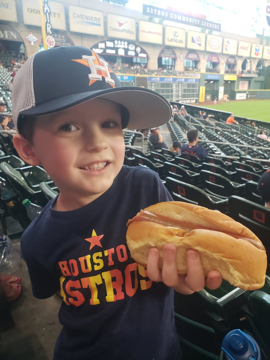 TechnoGeekGirl1's tweet photo. @MinuteMaidPark #dollardognight  
Can't beat a Hot Dog and an Astros Win. https://t.co/LYfMghj2lN