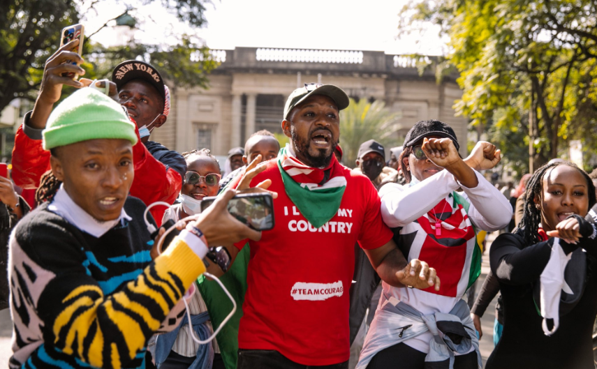 K24Tv's tweet photo. ‘Old politicians feel threatened, don’t allow to be played’- Boniface Mwangi warns Gen Zs after Ruto, Raila joint presser
https://t.co/ibuTyiHVRX https://t.co/Hg4ekkhAKr