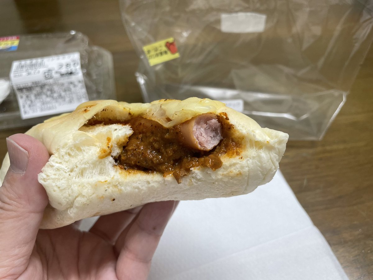 er0130s's tweet photo. ここのキーマカレーも美味しいのだが、新メニューのこちらもなかなか😋💕
#COPPERI #南相馬
#スパイシータコスドック
#食べかけ失礼します https://t.co/uTGbNkCeaj