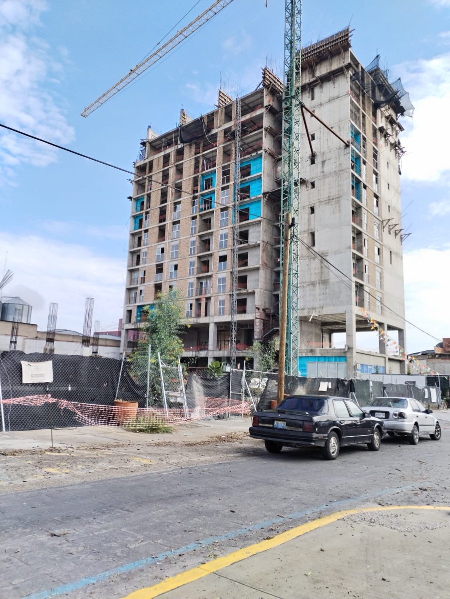 🏙️ Vivienda: el nuevo desastre metropolitano

- #GDL: más viviendas caras, menos población 📉

- En 2023, solo 4 de 303 desarrollos eran sociales; 158 residenciales💸

- Todo inició en 2016, ¿qué partido llegó al poder en esas fechas? 🍊

 ✒️Mi columna: bit.ly/3Lj3QBu