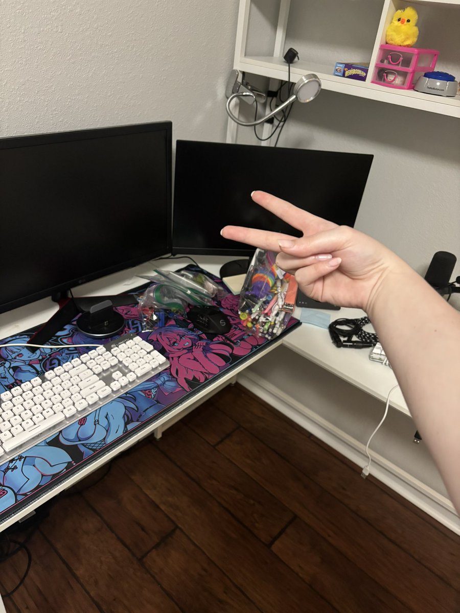 ♡  AHHHH IM MOVED IN!!!  ♡ 
Internet won’t be up till tomorrow but at least now my set up is almost set up!

CANT WAIT TO DO IRL STREAMS💜💜💜