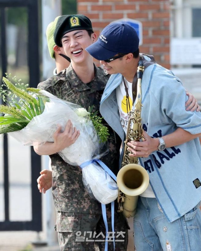 #Jin “(#RM เป่าแซกโซโฟนเพลง Dynamite ตอนปลดประจำการ) อันที่จริงตอนเขาเป่าอยู่ข้าง ๆ ผมไม่รู้ว่าเป็นเพลง Dynamite ด้วยซ้ำ มาดูในเน็ตทีหลังถึงรู้ว่าเป็นเพลงนี้ ด้วยความที่ผมเป็นครูฝึก ผมเลยได้ฟังเสียงแซกโซโฟนที่อัดไว้โดยวงดุริยางค์ทหารตอนพิธีเข้าฝึกหรือพิธีสำเร็จการฝึกอยู่บ่อย ๆ