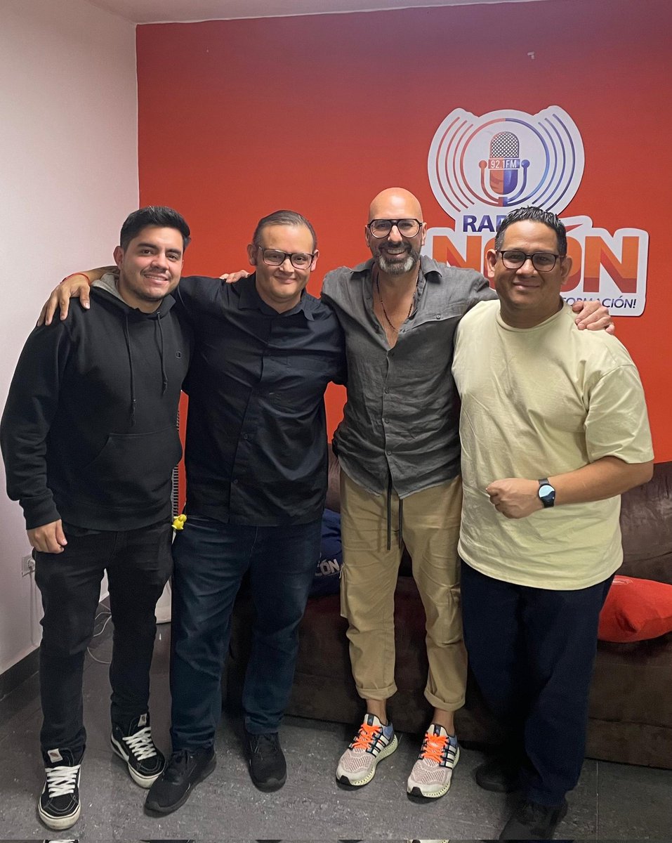 ElectronicaPma's tweet photo. Una noche muy especial en nuestro podcast Dance Floor con la visita de una leyenda de la música electrónica #Chu.  Gracias por acompañarnos, ya esta disponible para verlo completo. 😌🎙🖐🏻 https://t.co/KqIxIu4oQv