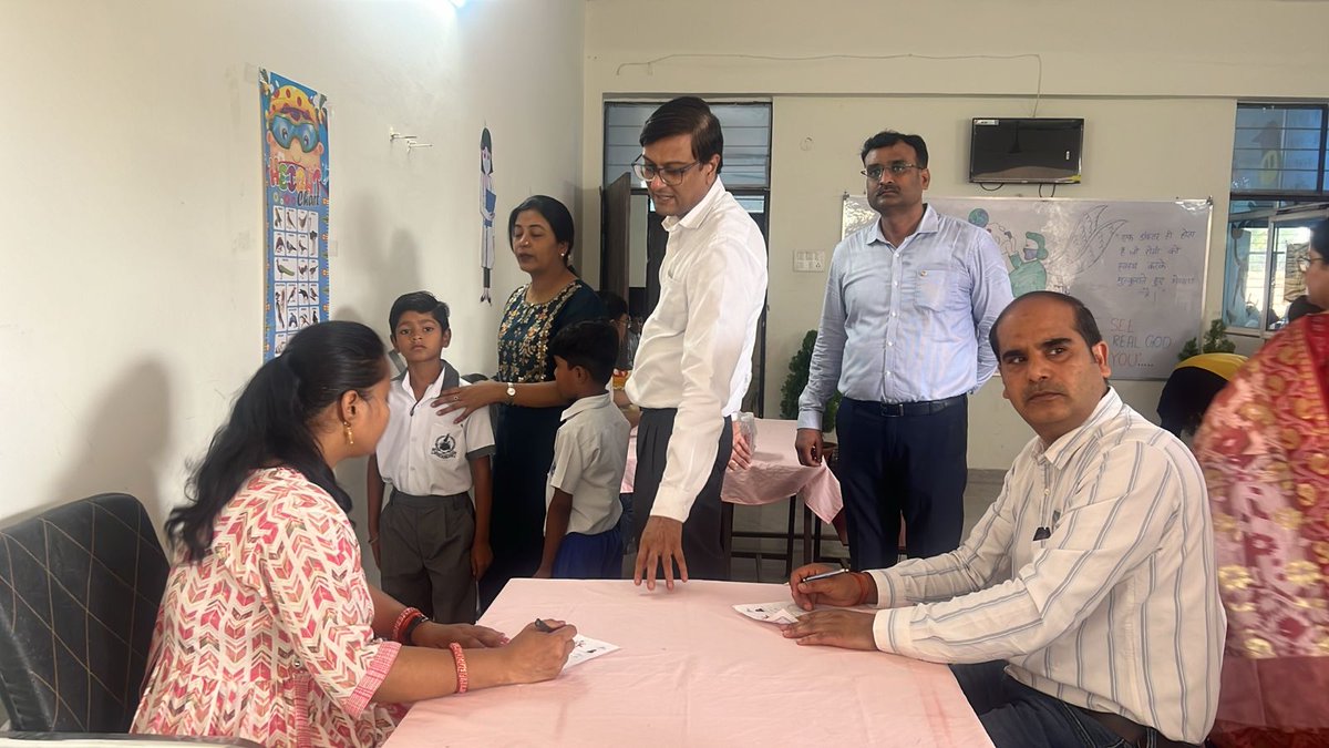 Rotary3110's tweet photo. Glimpses from Arogyam, Mega Health Check-Up Camp organised by Rotary Club of Kanpur Eden. Stay tuned for more updates of the Arogyam camps across RID3110.

These camps are checking baseline health parameters of students from class 3 to class 8.
#Arogyam #Rotary3110 https://t.co/0I2tgYgFQd