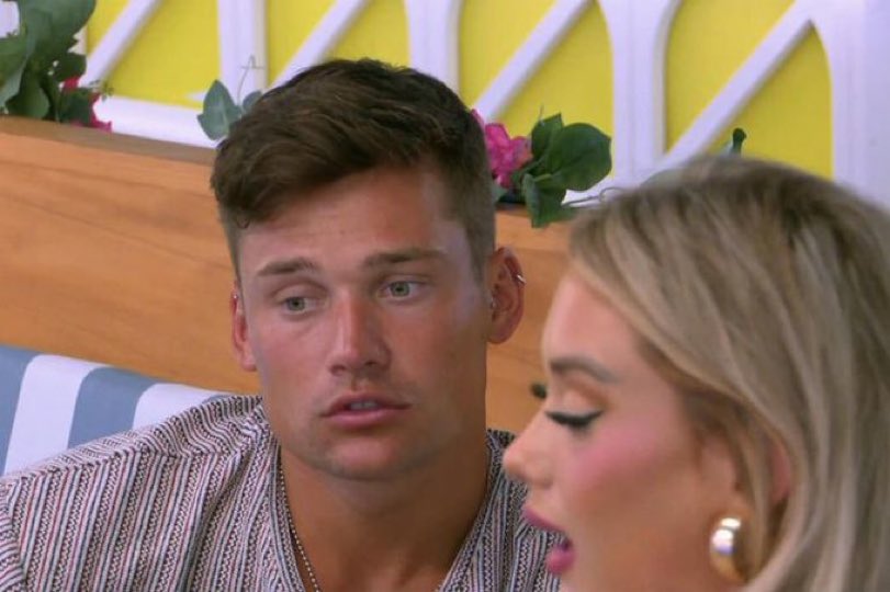 wongtonsoupy's tweet photo. get this rat OUT OF MY VILLLAAA!!!! this is love island USA so pack it up beans on toast. go back to england with rob and then TRUST I will put yall on the no fly list as soon as the wheels touch the ground #loveislandusa https://t.co/Lq8B7FQCHH