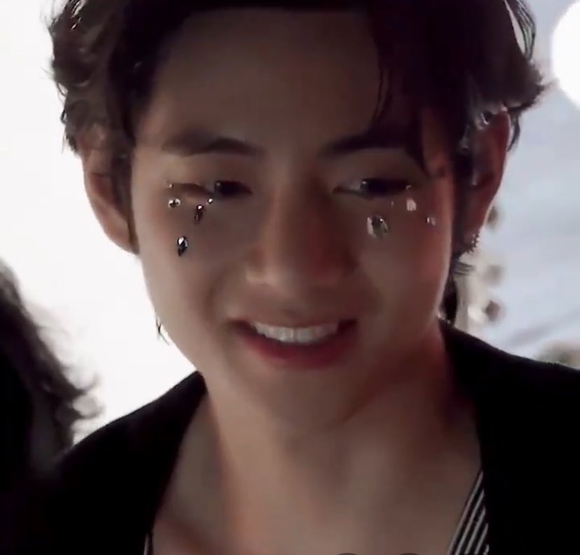 ส่วนตัวชอบลุคแบบน้องน้ำตาเพชรบนหน้าแทมากขอแบบนี้อีกเพิ่มความแกรมหวานละมุนให้ลูกแม่
