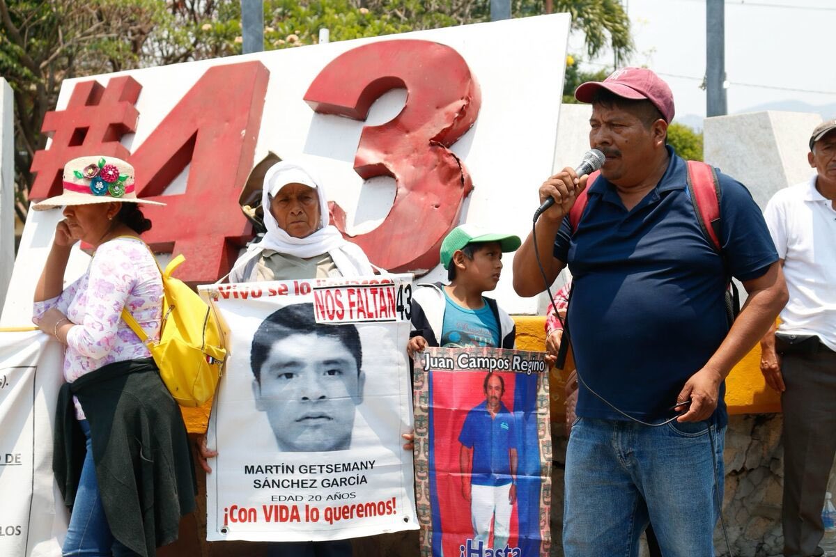 Mamaguzo's tweet photo. Sale de prisión general acusado por caso Ayotzinapa; le cambian medida cautelar. https://t.co/7DYIqEil6W ♨️♨️♨️ 
Y ora #Chinto, a quien vas a culpar, son tus protegidos los de ⁦@SEDENAmx⁩, vez como no es el Poder Judicial, el que debe cambiar? Pobres papás 🤦🏼‍♀️ https://t.co/QleXs4zt8u