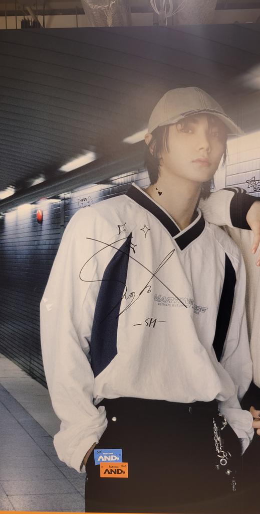 sami_Riwoo0322's tweet photo. HMV渋谷もサインあった🥰
光っちゃっう😅
#BND
#BOYNEXTDOOR_AND #AND
#GOOD_DAY
#BOYNEXTDOOR日本デビュー
#行くぞONEDOOR
#JAPANDEBUT
#HMV渋谷 https://t.co/1WrtprnHEn