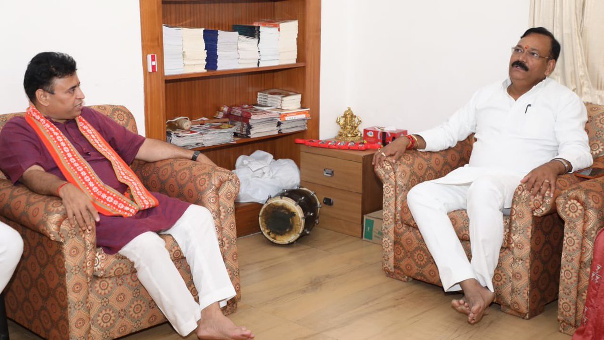 Sunil_Deodhar's tweet photo. उत्तरप्रदेशस्य सीकरीतः यशस्विने सांसदाय अथ च भाजपा किसानमोर्चायाः राष्ट्रीयाध्यक्षाय श्रीमते @Rajkumarchahar9 वर्याय जन्मदिनमिदं मंगलमातनुयात्।

इन्द्र श्रेष्ठानि द्रविणानि धेहि चित्तिं दक्षस्य सुभगत्वमस्मे।
पोषं रयीणाम् अरिष्टिं तनूनाम् स्वाद्मानं वाच: सुदिनत्वम् अह्नाम्॥ https://t.co/QdDfM4Syqp
