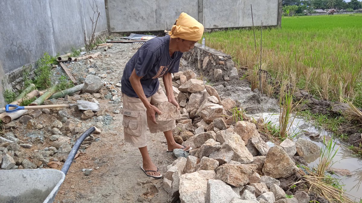 “mah ayah di mana? dede pengen ketemu ayah…ayah di sini ajaa” ujar Haikal sambil mengigau-ngigau tak sadarkan diri. 

Cairan di kepalanya semakin menggumpal ditambah dengan kondisi gagal nafas. Ayahnya hanya kuli bangunan, berusaha keras cari biaya dan sudah lama tak pulang.
