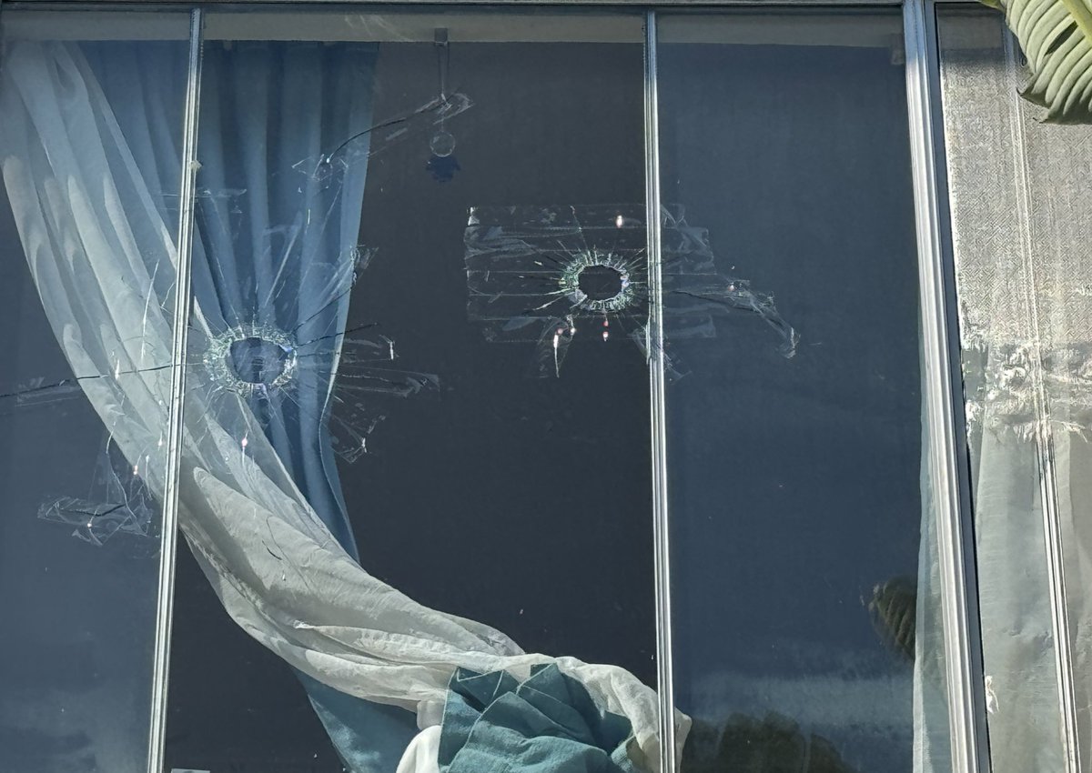 bett_yu's tweet photo. 🚨 Bullets flew through windows, curtains and walls in one Oakland apartment building on July 4th 

Residents tell me OPD showed up 2 days after the first call. 

‼️ Police tell me there are 35 officers on patrol per shift across the city. 

Live @KTVU at 10 pm 
@henrykleeKTVU https://t.co/KRpoV5I97V
