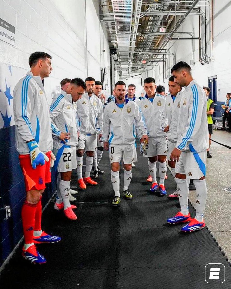 SportsCenterBR's tweet photo. A foto mais poderosa que você vai ver hoje! 

#FutebolNaESPN #CopaAmérica #Argentina #Messi

📸: AFA https://t.co/vxh96IjeS0