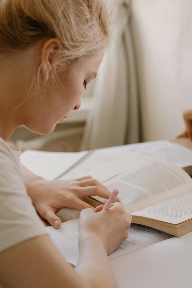 RGASC_UTM's tweet photo. #studytiptuesday: Five Strategies to Improve Your Essay Exam Responses
🖊️Start answering the question right away.
🖊️Clearly state your views.
🖊️State your point, give your proof, and provide your analysis.
🖊️Use transitional phrases and sign-posting words to direct the readers https://t.co/Va2w62dSRB