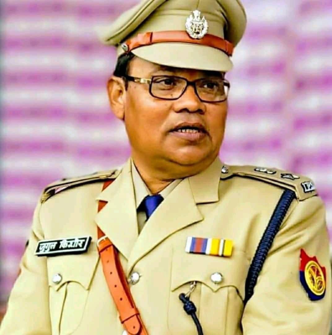 Shubhamshuklamp's tweet photo. DIG फायर जुगल किशोर तिवारी जी को सस्पेंड कर दिया गया है। आचरण नियमावली का पालन नहीं करने का मामला बताया गया है।

लेकिन क्या आप जानते हैं ये वही जाबांज अफसर हैं जिन्होंने-

-चित्रकूट के जंगलों से डकैतों का लगभग सफाया कर दिया था। इन्होंने चित्रकूट में पोस्टिंग के दौरान पूरे क्षेत्र में शांति बहाली का काम किया

-इन्होंने डकैत का लाइव एनकाउंटर किया था। ये इतने काबिल अफसर थे कि इन्होंने चित्रकूट में दुर्दांत डकैत का एनकाउंटर किया था

-ये वही अफसर हैं जिन्होंने अतीक अहमद के यहां बुलडोजर चलवा दिया था। ये बुलडोजर तब चलवाया था जब अतीक की तूती बोलती थी।