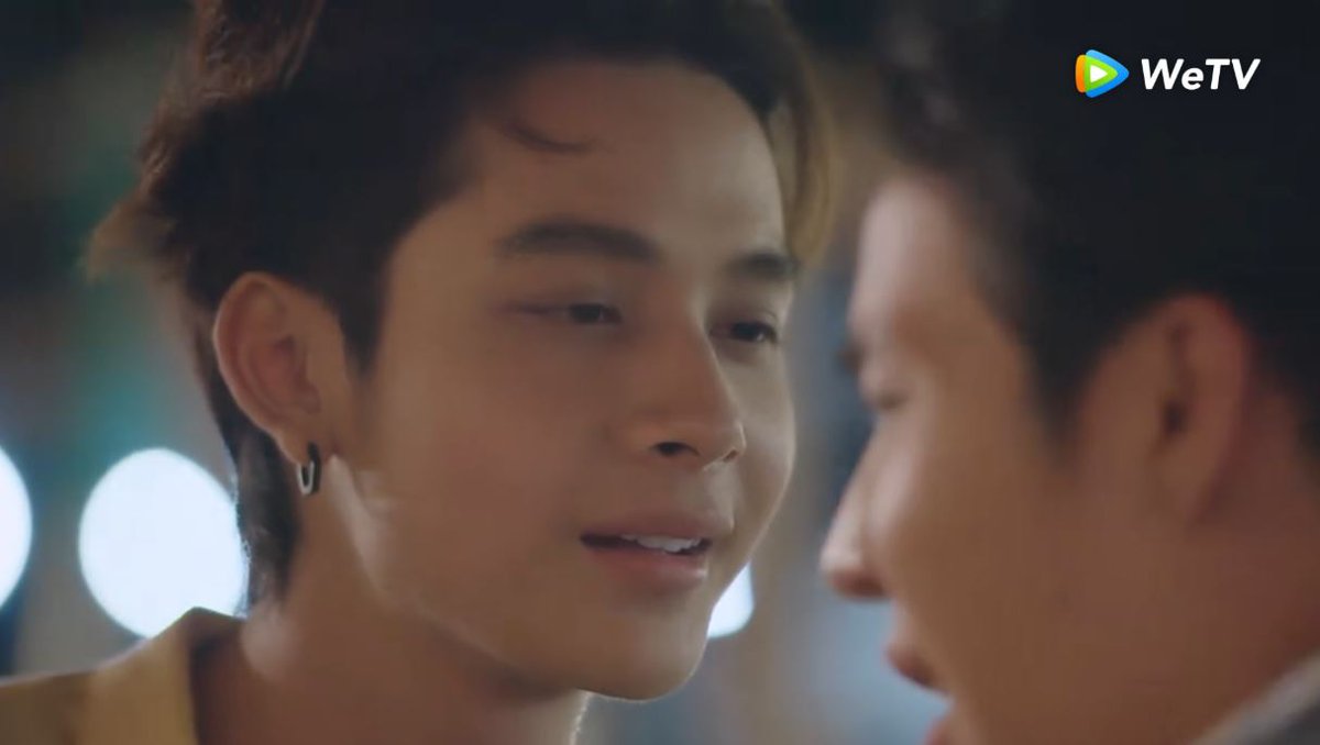 massagebetter's tweet photo. “จ้องจนละลาย เทคนิคคือ อย่าให้เหยื่อหลบตา” โอยย สายตาของลาเต้คือเห็นแล้วละลายมากจริง

Knock Knock Boys บ้านหนุ่มโสดโหมดพร้อมเลิฟ ออกอากาศทุกวันพฤหัสบดี เวลา 20.00 น. ทาง WetV เท่านั้น
#KnockKnockBoys #บ้านหนุ่มโสดโหมดพร้อมเลิฟ #WeTVOriginal #WeTVth #เชื่อกูกุว่าสนุก https://t.co/RQFe2ufUB1