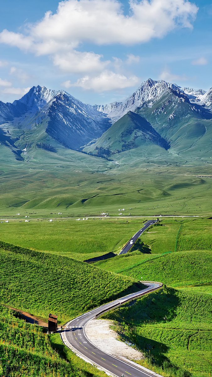 Alim_CHN's tweet photo. (2/3) Xinjiang is one of the most beautiful places in China. 中国十分美，七分在新疆。这个夏天，你不能错过新疆。#ChinaTravel https://t.co/pRzykGywRU