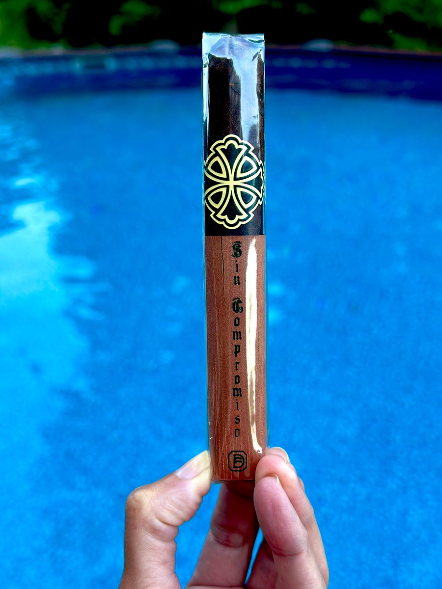 CigarGuru44's tweet photo. Time to relax by the pool! @stevesaka https://t.co/JOgAc7N2W4