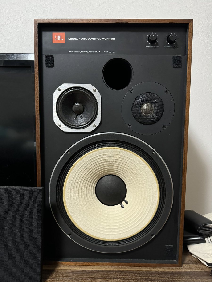 cbsfrevo's tweet image. 本日は午前中に買い物や車の洗車終わらせて、午後からゆっくりと音楽聴きながら酒を楽しんでる！
JBL4312Aで聴く音楽はサイコーだな！
あぁ、少し前に買ってしまった！
30cmのウーファーから放たれる低音は良き！
#JBL
#4312A
#EL34
