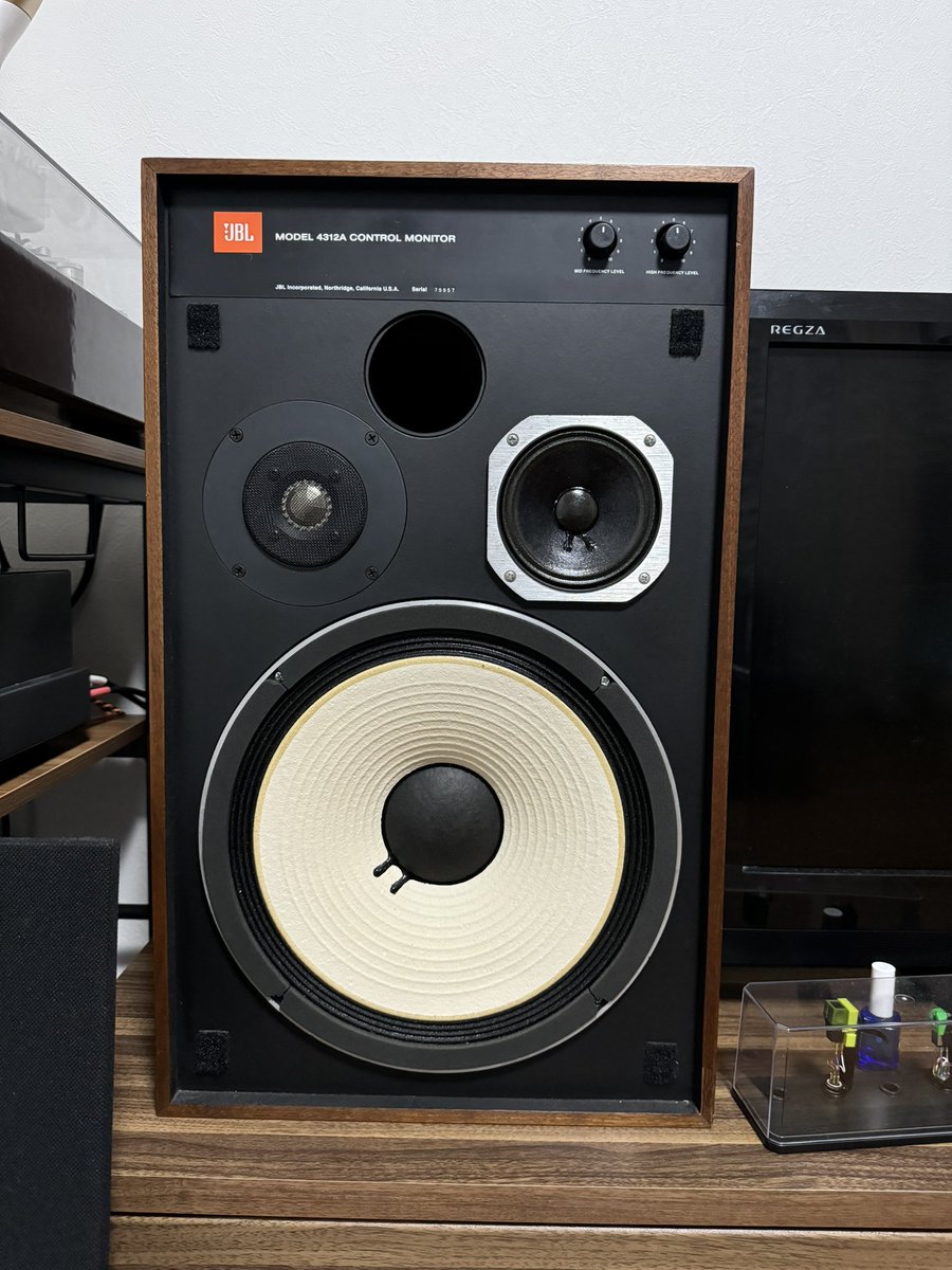 cbsfrevo's tweet image. 本日は午前中に買い物や車の洗車終わらせて、午後からゆっくりと音楽聴きながら酒を楽しんでる！
JBL4312Aで聴く音楽はサイコーだな！
あぁ、少し前に買ってしまった！
30cmのウーファーから放たれる低音は良き！
#JBL
#4312A
#EL34