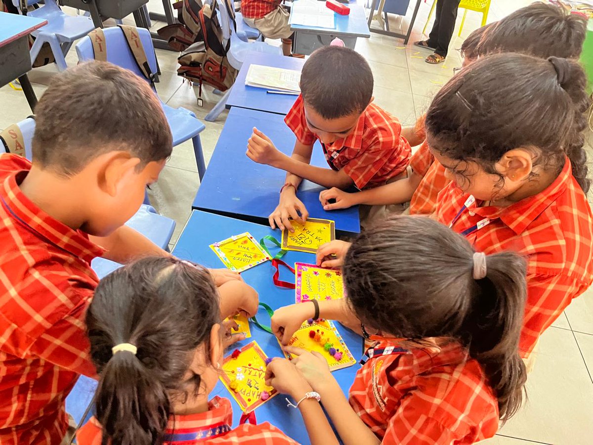 SAI_Edu_In's tweet photo. Festivals remind us that with faith and unity, we can overcome any obstacle. On July 5, 2024, Class-III SAIoneers celebrated Rath Yatra by crafting a beautiful handmade wall hanging, showcasing their creativity. 
#HappyRathYatra #ClassActivity #7HabitsSynergize #CartFestival https://t.co/UHOwtCYOz0