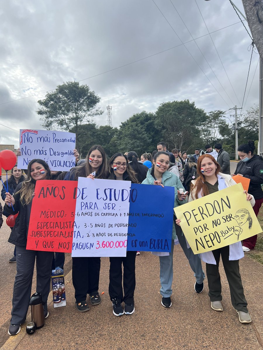 Viogomezsalinas's tweet photo. Los médicos residentes y especialistas del HNI, EXIGIMOS UN SALARIO JUSTO Y DIGNO conforme a las horas trabajadas. El ministerio ofrece un salario de 3.600.000 por 89 horas semanales. Guardias de más de 24 horas, malas condiciones laborales. https://t.co/SNaGcS76gK