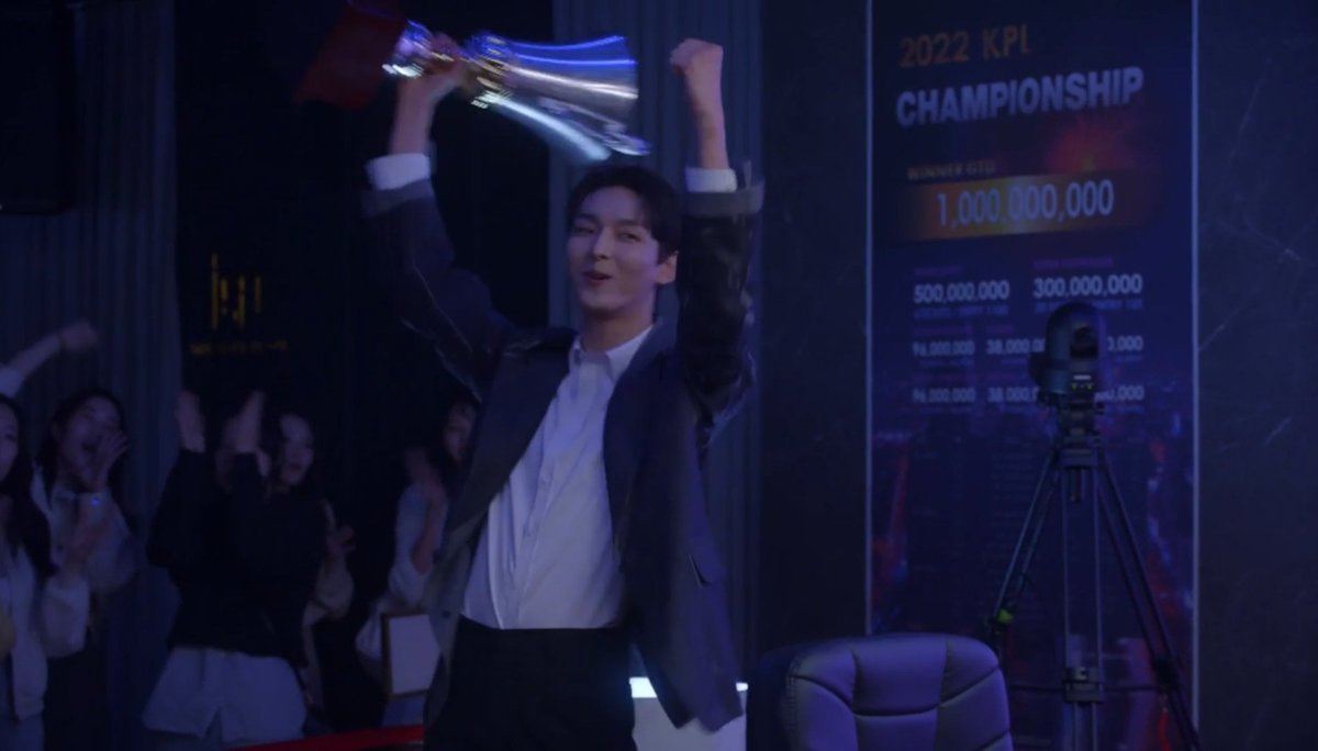 sojudeuvita's tweet photo. Acabo de ver #UnderTheGun miniserie de 6 eps, de 23 min c/u. Cortito, de superación personal y con romance adolescente. Gun es estudiante y jugador de póquer y en eso gira la historia. Me gustó y amé a la prota y como motivó a Gun a tomar las decisiones y conseguir el éxito 🫶🏻 https://t.co/ispJWsR19I