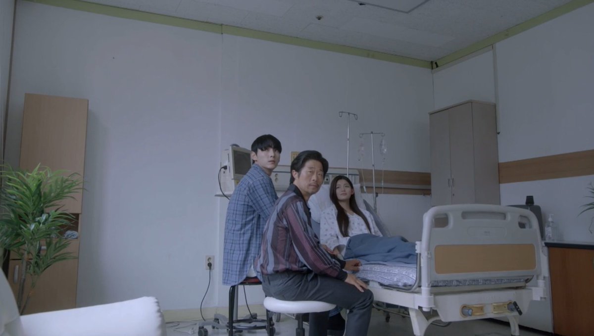 sojudeuvita's tweet photo. Acabo de ver #UnderTheGun miniserie de 6 eps, de 23 min c/u. Cortito, de superación personal y con romance adolescente. Gun es estudiante y jugador de póquer y en eso gira la historia. Me gustó y amé a la prota y como motivó a Gun a tomar las decisiones y conseguir el éxito 🫶🏻 https://t.co/ispJWsR19I