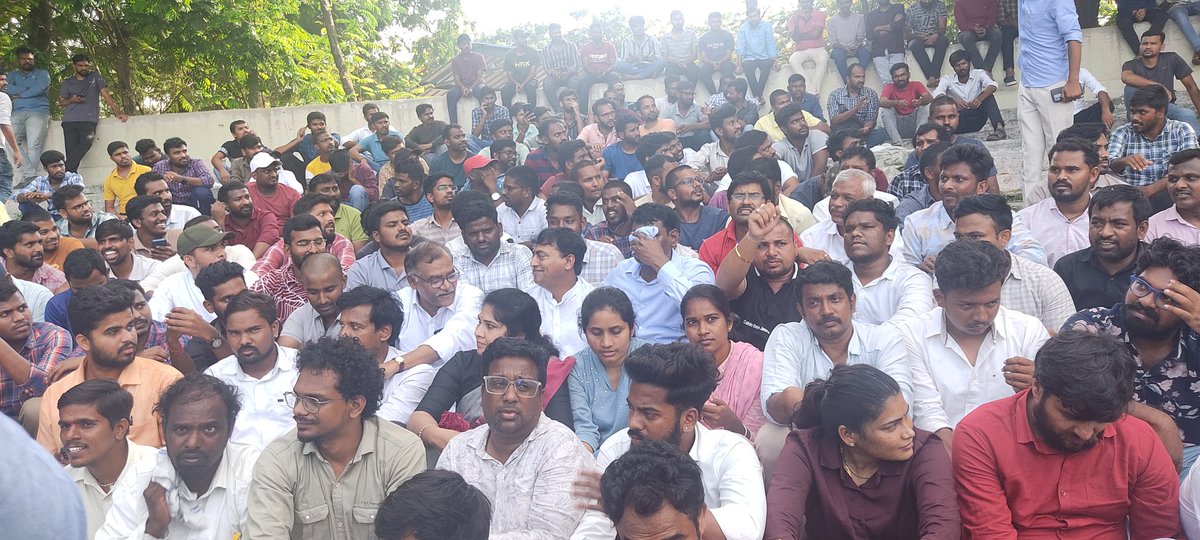 damureddy07's tweet photo. @revanth_anumula @TelanganaCMO @OffDSB గ్రూప్ 2,3 పోస్టులు పెంచి డిసెంబర్లో పరీక్ష పెట్టాలని అలాగే గ్రూప్1 కూడా 1:100 చేయాలని నిరుద్యోగులు జూలై 5 న జరిగిన TGPSC శాంతియుత ముట్టడికి వేలాదిగా తరలి వచ్చి అక్రమంగా అరెస్టు అయ్యారు.వెంటనే నిరుద్యోగ సమస్యలపై స్పందించండి #group2postpone https://t.co/oVUwITgg5i