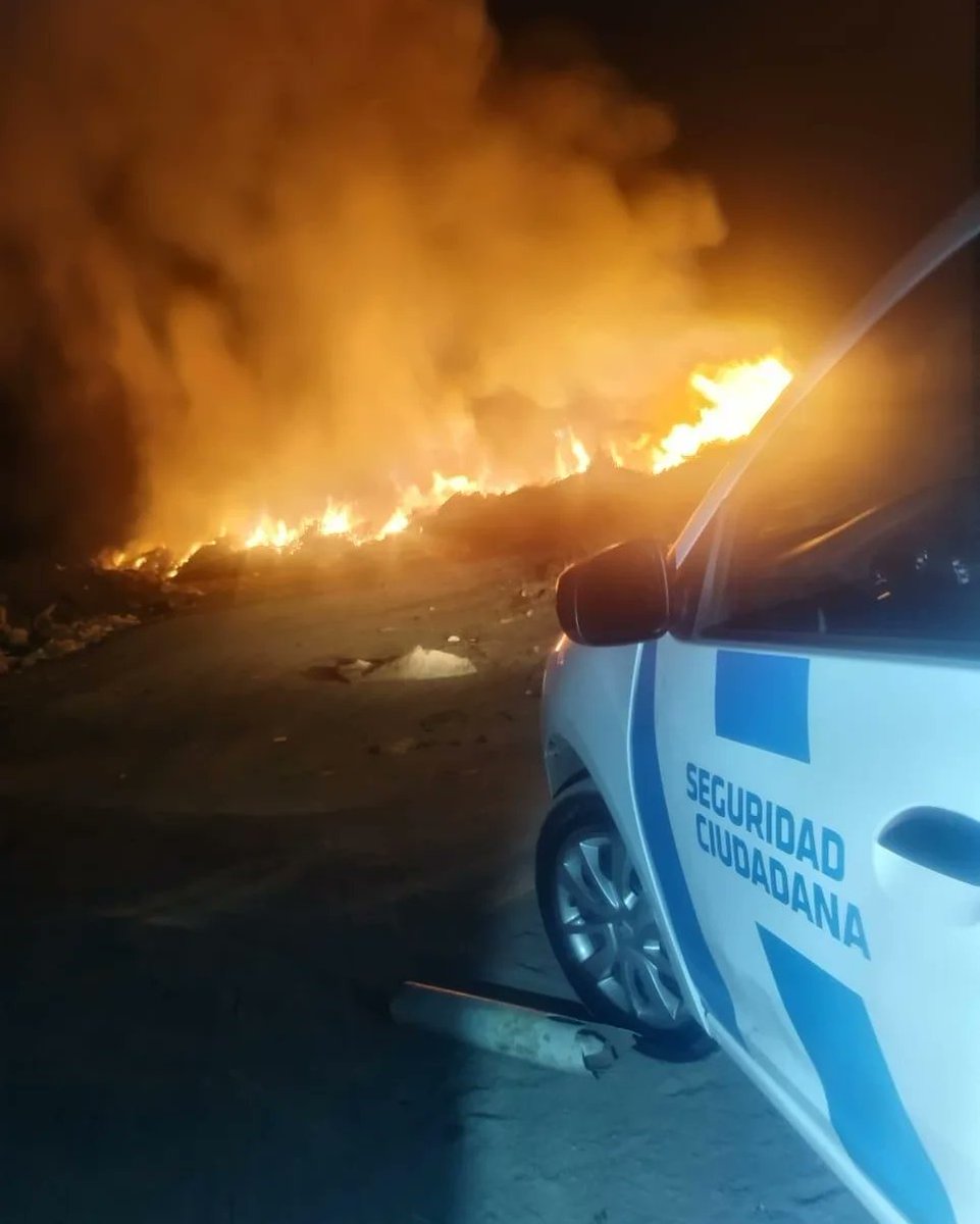 InfoVAllende's tweet photo. Se encuentra contenido el incendio que se provocó en horas de la madrugada en el Centro de Transferencia (basural) de la ciudad. 

Dotacion de bomberos y personal municipal trabajaron para la contención del fuego. https://t.co/jWwOlP71Sh