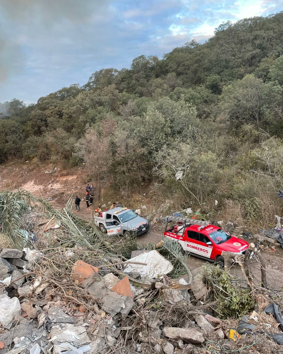 InfoVAllende's tweet photo. Se encuentra contenido el incendio que se provocó en horas de la madrugada en el Centro de Transferencia (basural) de la ciudad. 

Dotacion de bomberos y personal municipal trabajaron para la contención del fuego. https://t.co/jWwOlP71Sh