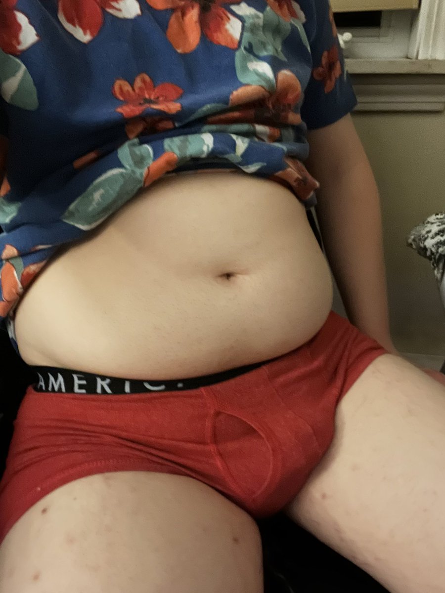 EmberBoy29's tweet photo. what the fuck is happening to me? 😮‍💨
#gainer #fatfemboy #feedee https://t.co/Rj2I98WpSo