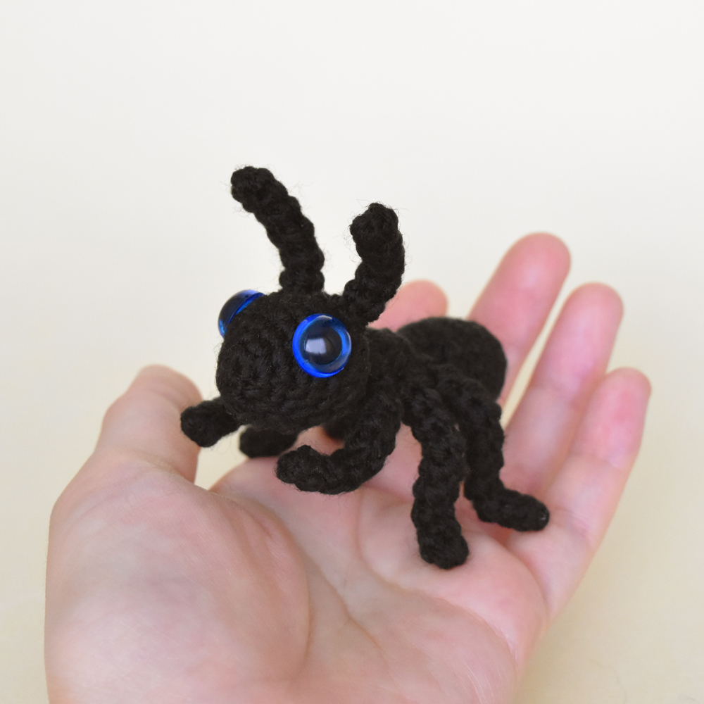 知人から手のひらサイズのアリの制作を頼まれて、動画を参考に作りました。あびすさんありがとうございました。 #あびすのあみぐるみ youtu.be/WCvgmSnTvh4?si…