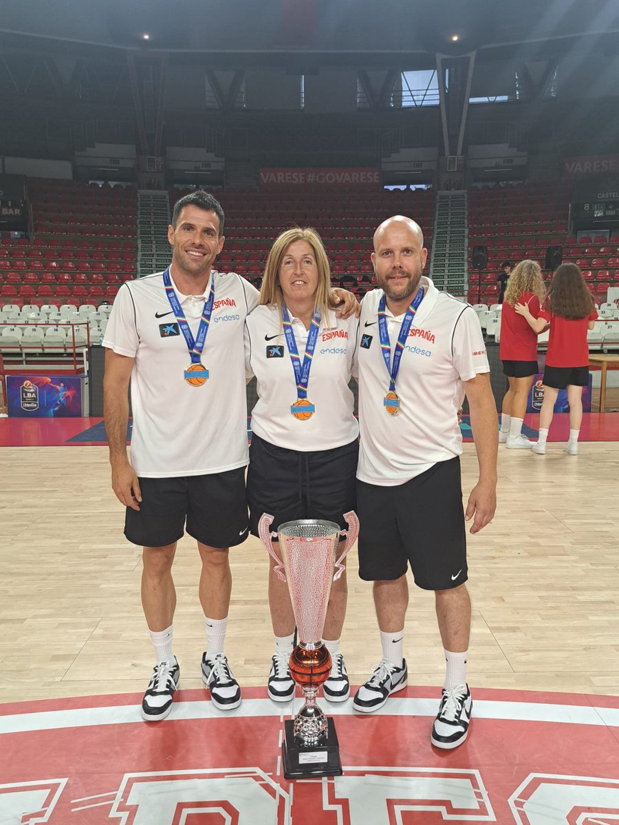 Generación 2009, otro grupo TOP, con muchas ganas de trabajar, campeonas del Torneo de la Amistad 2024 Varese (Italia). Un lujazo trabajar con este equipo técnico !