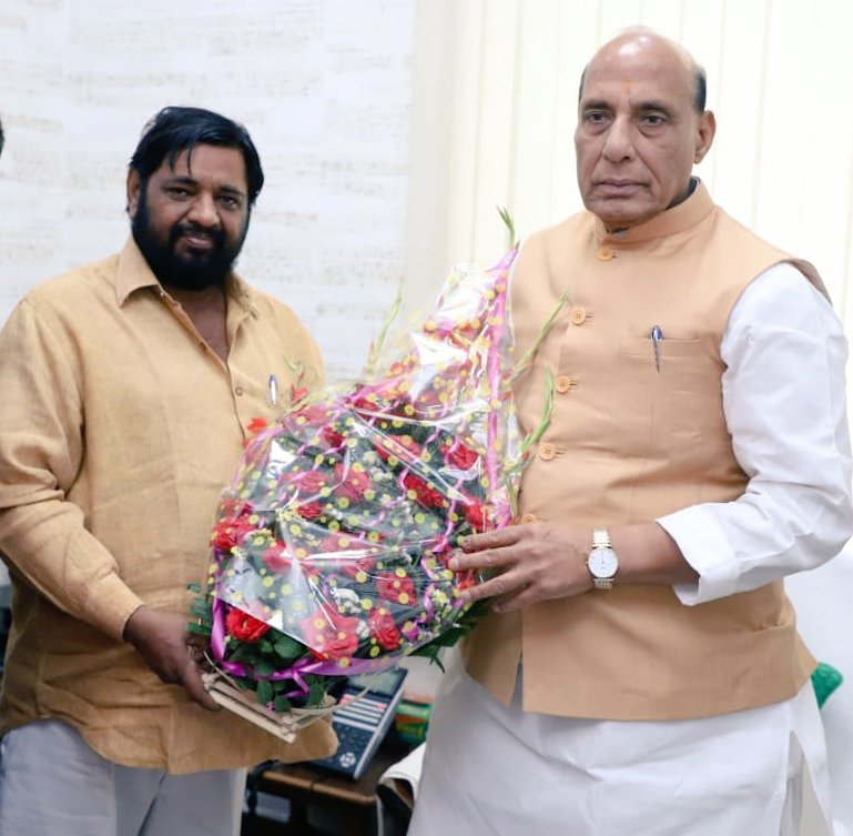 कुशल संगठनकर्ता, जनप्रिय राजनेता, पूर्व राष्ट्रीय अध्यक्ष, देश के यशस्वी रक्षा मंत्री माननीय श्री राजनाथ सिंह जी आपको जन्म दिवस की हार्दिक बधाई एवं शुभकामनाएं।
ईश्वर से आपके उत्तम स्वास्थ्य एवं दीर्घायु जीवन की कामना करता हूं।
<a href="/rajnathsingh/">Rajnath Singh</a>