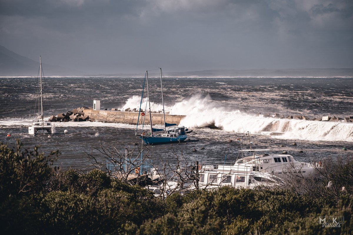 makuvisuals's tweet photo. MOODY WEATHER with #waves crashing over the #Hermanus #NewHarbour #pier 📷📷📷📷
#storm #winter #southafrica #overstrand #capewhalecoast #walkerbay #MAKUvisuals @HermanusTourism  @capewhalecoast https://t.co/acfLkYoaam
