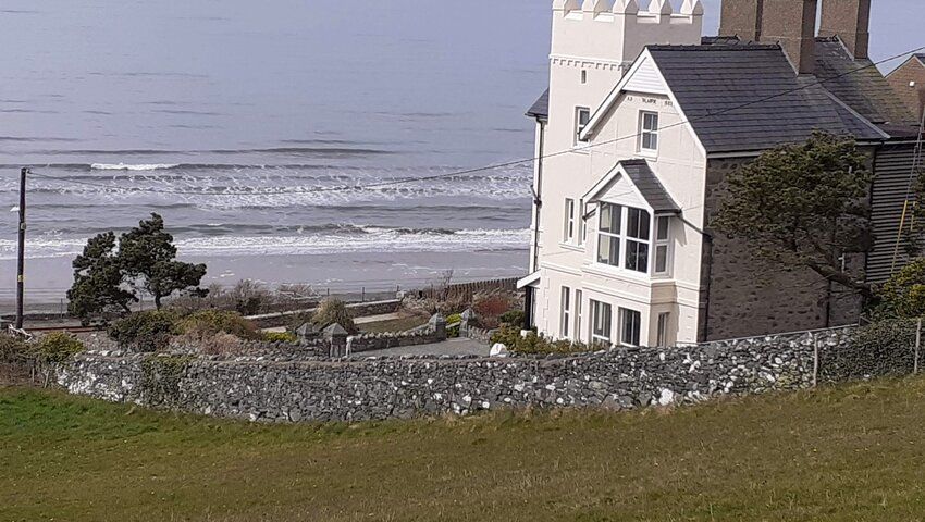 TheHolidayCots's tweet photo. Talarfor welcomes you and your furry friends to a seaside getaway like no other! Enjoy breathtaking sea views and a sandy beach just moments away.
๐๏ธ Sleeps 1-5
https://t.co/HUFCS7CHuu
#Talarfor #DogFriendly #SeaViews #BeachLife #Gwynedd #Wales #Mountains #Castles #Adventure https://t.co/pZTiQCiRlN