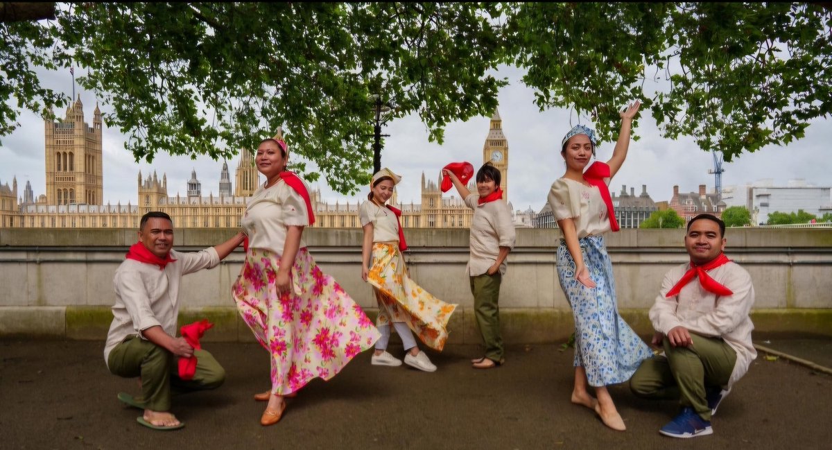 LowellOfLondon's tweet photo. Just some of the Filipino staff at Guy's and St Thomas' Critical Care dept during their "Summer Saya" festival on Sunday 7th July @GSTT_ICU 
@GSTTnhs 
@teddyboylocsin https://t.co/2ykCyHjn1o