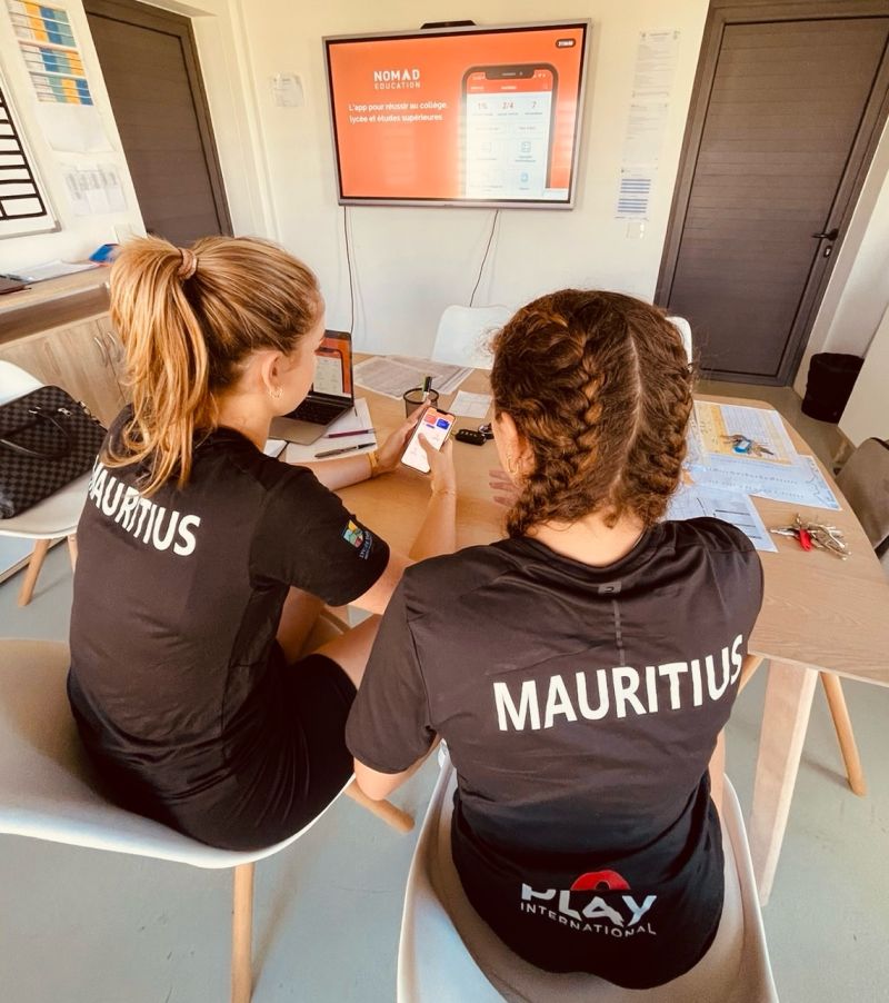 nomadeducation's tweet photo. 🤝 Rencontre entre notre CEO @Maitrotcaroline et @JbGobelet de la Mauritius Academy Of Sport, pour accompagner la scolarité des sportifs de Haut-Niveau !

@nomadeducation soutient 100 athlètes grâce à sa solution de soutien scolaire 📚🏅

#sport #education #maurice #scolarité https://t.co/v0rIB2a6U1