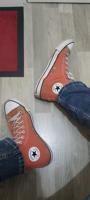 Converse qui ne demande qu'&agrave; &ecirc;tre lecher 😉 https://t.co/1AyDqnfjCw