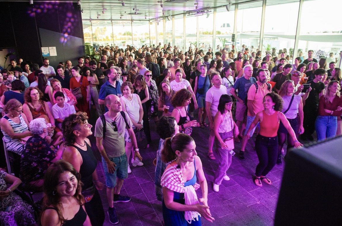 Un pequeño recopilatorio de cómo se vivió la Fiesta de La Música 2024 en Veles e Vents organizada por <a href="/LaBaseCulture_/">La Base Culture</a>  
Más de 8.000 personas disfrutaron de más de diez grupos, artistas, bailarines y 6 DJs en dos ambientes durante 11 horas ininterrumpidas de música