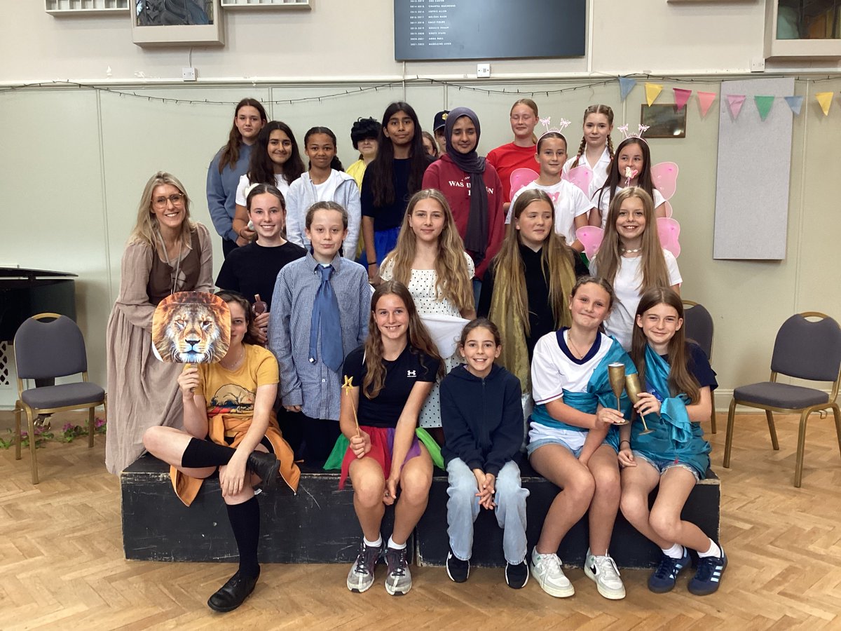 BGS_EnglishDept's tweet photo. 7SMH finish off the performances with the final presentation at Bedford Girls School Shakespeare Morning. #bgs_english https://t.co/X5o6kCUeDy