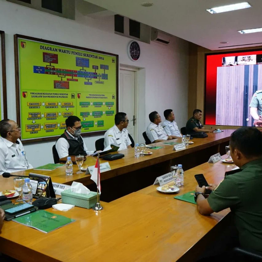 Bulletin083's tweet photo. Rabu, 10 Juli 2024, Danrem 083/Bdj Kolonel Inf Setyo Wibowo, bersama Dandim 0820/Probolinggo Letkol Arm Heri Budiasto dan PJU Pemkab Probolinggo, mengikuti Rakornis TMMD Ke-121 tahun 2024 secara virtual di Ruang Command Center Makorem 083/Bdj, Malang. https://t.co/SSBIrFujNK