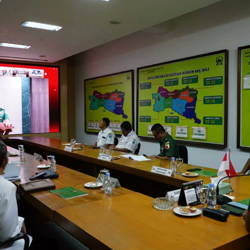 Bulletin083's tweet photo. Rabu, 10 Juli 2024, Danrem 083/Bdj Kolonel Inf Setyo Wibowo, bersama Dandim 0820/Probolinggo Letkol Arm Heri Budiasto dan PJU Pemkab Probolinggo, mengikuti Rakornis TMMD Ke-121 tahun 2024 secara virtual di Ruang Command Center Makorem 083/Bdj, Malang. https://t.co/SSBIrFujNK
