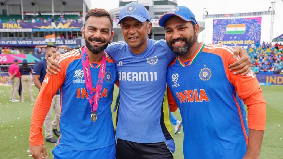 mufaddal_vohra's tweet photo. RAHUL DRAVID REFUSED 5CR AND HAPPY WITH 2.5CR. 🥹❤️

- Dravid has told the BCCI that he doesn't want prize money of 5cr instead he'll be taking prize money the same as the other coaching staff of 2.5cr. (Hindustan Times). https://t.co/zEfkkFH9jZ