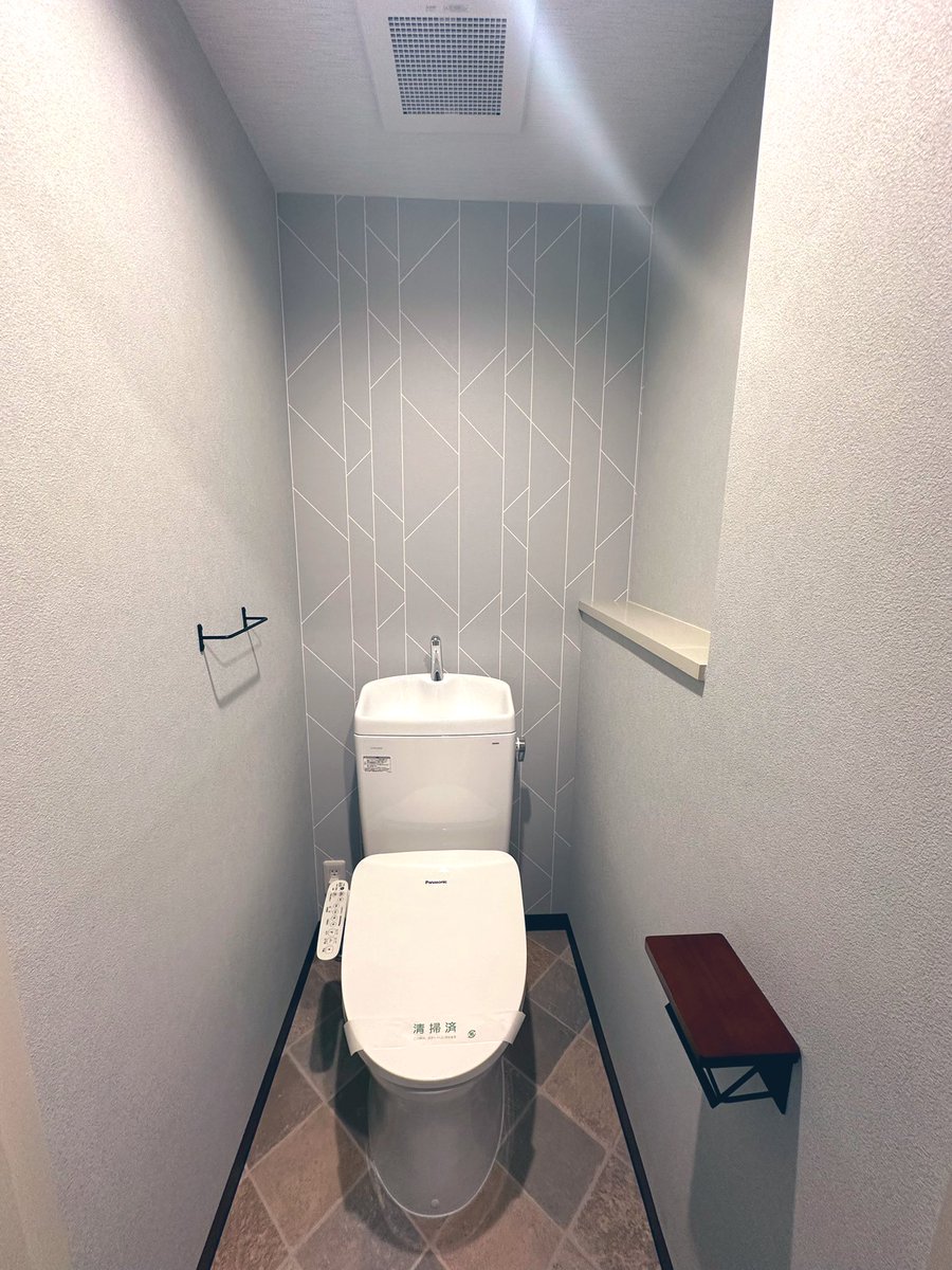 リノベーションされたトイレ内見したけど
トイレの壁紙は白じゃない方が
汚れも目立たずいいし
後ろの壁紙と床のバランスも
センスいい